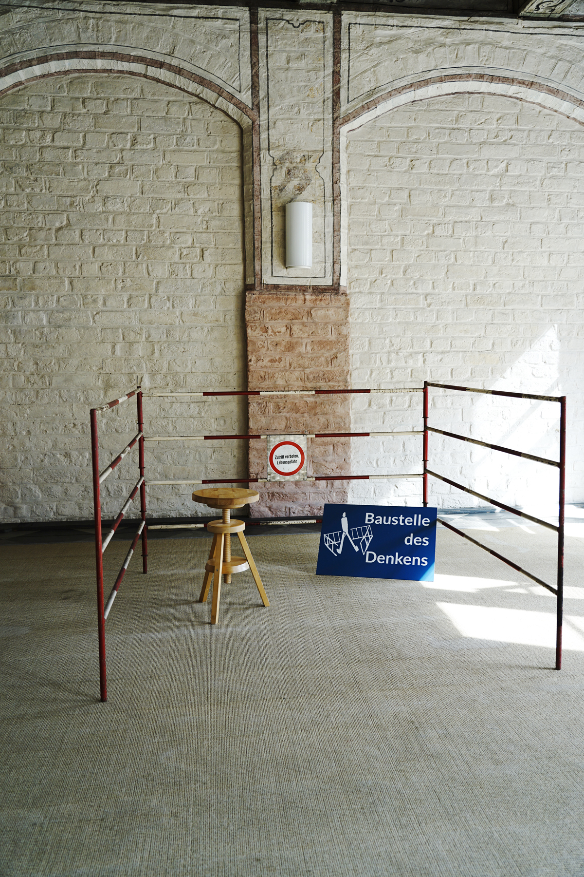 Baustelle des Denkens, Partizipative Installtion, 2024 (Foto: J.Georg Brandt); Absperrgitter, Hocker, Schild in Heinrich-Heine-Haus