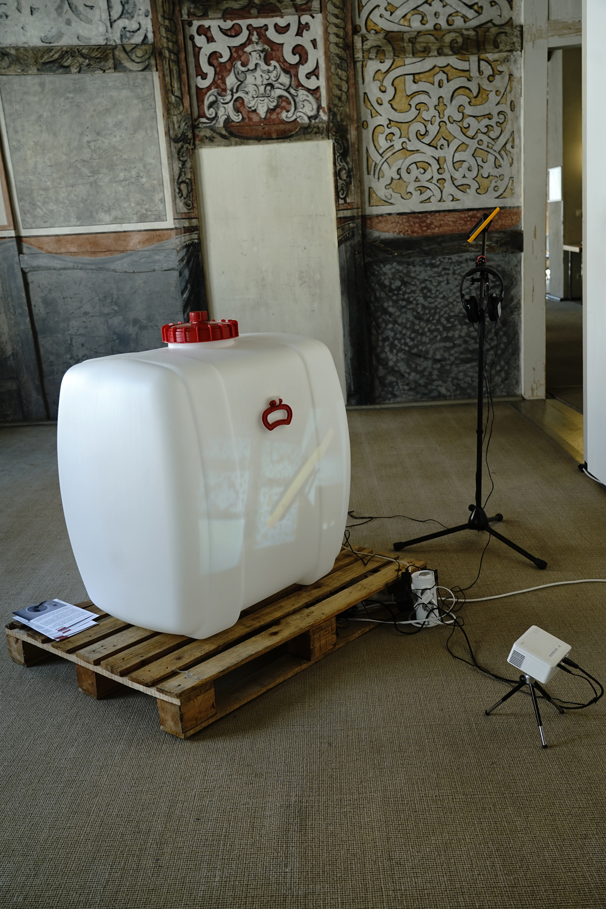 Sich selbst zum Totalklang, partizipative Installation., Heinrich-Heine-Haus, Lüneburg, 2024 (Foto: J.Georg Brandt). Wassertank, Funkgeräte, Funkkamera, Projektion.