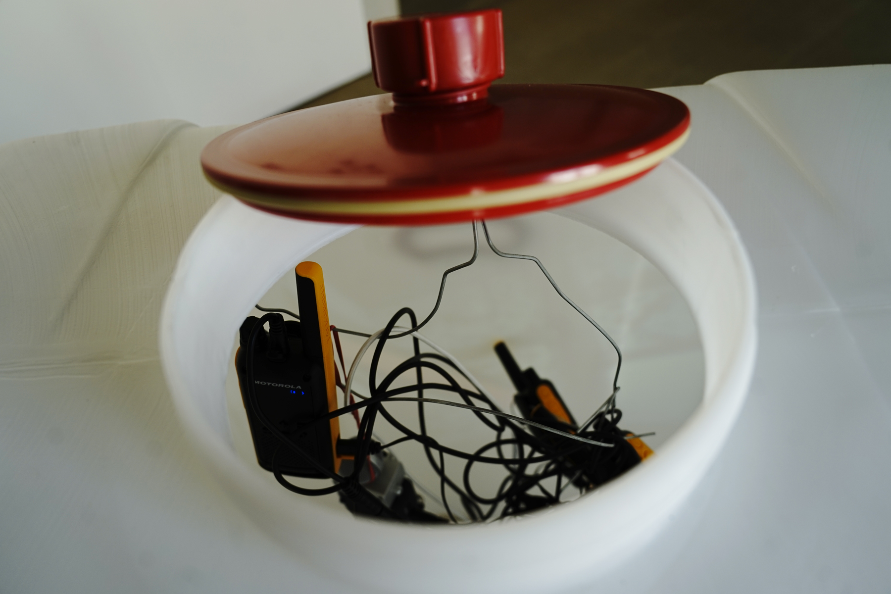 Sich selbst zum Totalklang, partizipative Installation., Heinrich-Heine-Haus, Lüneburg, 2024 (Foto: J.Georg Brandt). Wassertank, Funkgeräte, Funkkamera, Projektion.