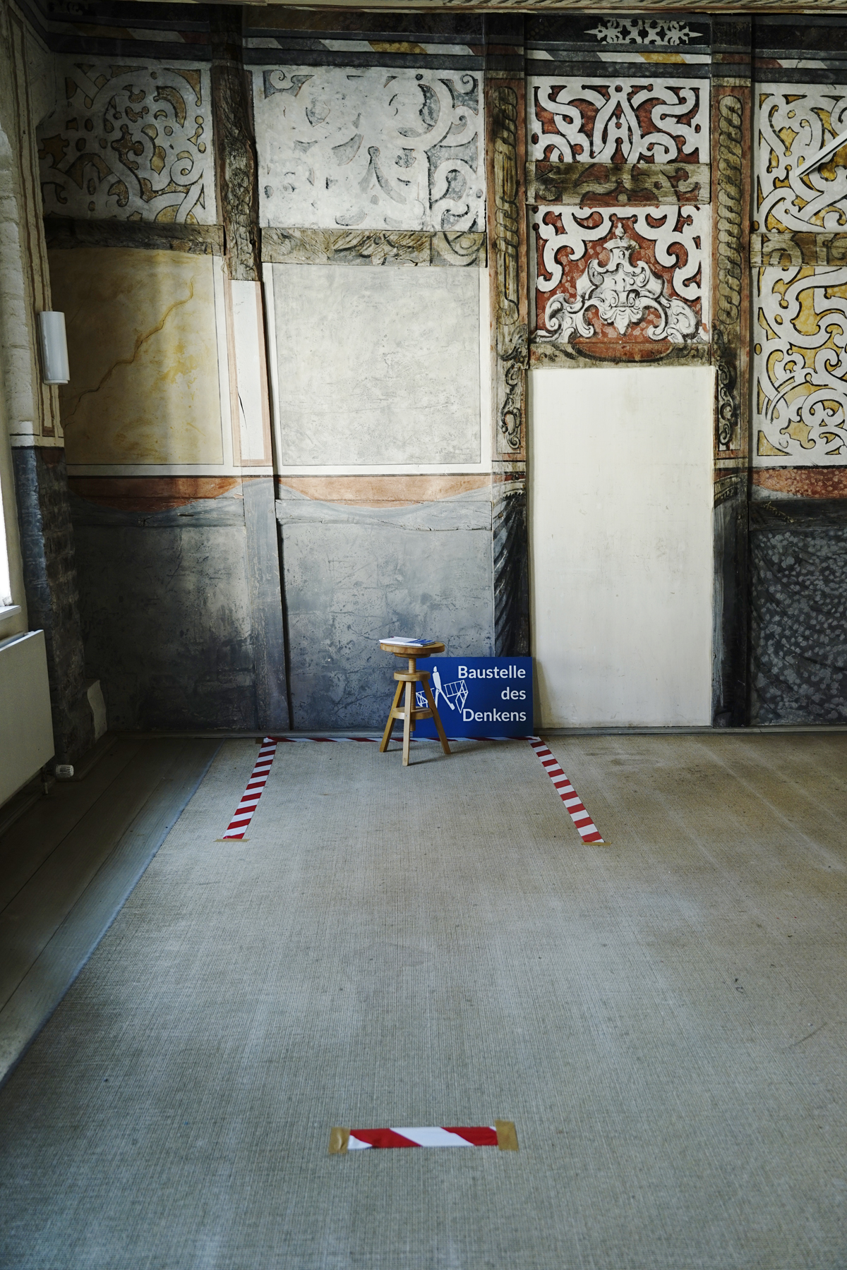 Baustelle des Denkens, Partizipative Installtion, 2024 (Foto: J.Georg Brandt); Absperrband, Hocker, Schild in Heinrich-Heine-Haus