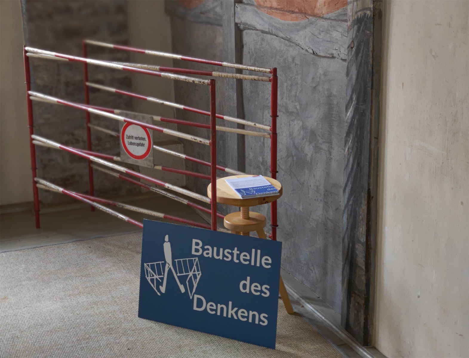 Baustelle des Denkens, Partizipative Installtion, 2024 (Foto: J.Georg Brandt); Absperrgitter zusammengeklappt, Hocker, Schild in Heinrich-Heine-Haus