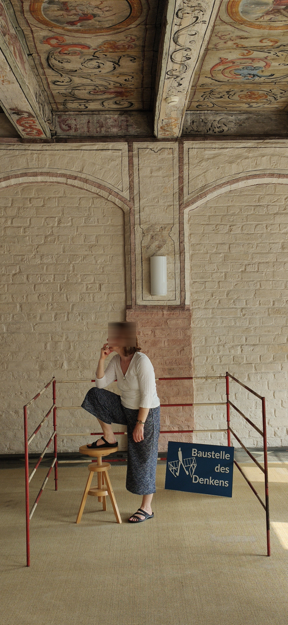 Baustelle des Denkens, Partizipative Installtion, 2024 (Foto: J.Georg Brandt); Absperrgitter, Hocker, Schild. Denkpose in der Installation, Heinrich-Heine-Haus, Lüneburg