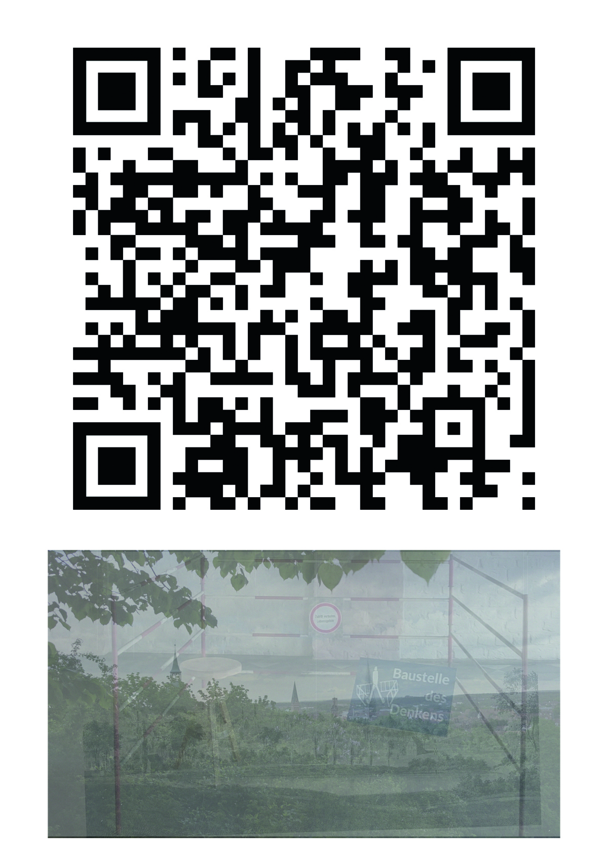Falscher König – Stadtbild – Baustelle des Denkens. 80 Jahre Stadtbild – Standort 53° 14′ 58″ N, 10° 23′ 49″ O. Videostill und QR-Code für Download des Videos. 2026. (Foto, Video und Komposition: J.Georg Brandt)