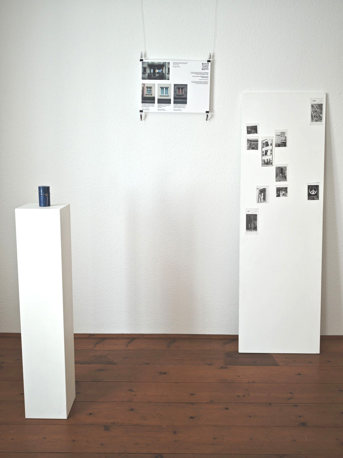 [ˈriːəl] [miː] / [riːl] [miː] | The calculated unseen / the calculated seen – and the real unseen / the unseen real
Partizipative Installation, 2026 (Foto: J.Georg Brandt). Passwortgeschützte, nicht ausgelesene Speicherkarte, die nicht mit Netzwerken wie WLAN, mobile Netzwerken wie Mobilfunk, Internet etc. verbunden war, in bleiummanteltem Behälter für radioaktive Substanzen, Ausdrucke von KI-generierten Bildern, Fotos von Besuchern